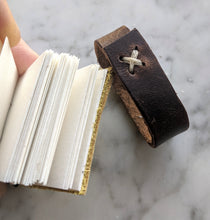 Load image into Gallery viewer, Book 1011