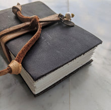 Load image into Gallery viewer, Book 1004