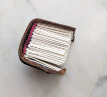 Load image into Gallery viewer, Book 1043